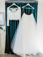 Carica l&#39;immagine nel visualizzatore di Gallery, V Neck Two Piece Wedding Dresses Top with Sleeves