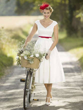 Laden Sie das Bild in den Galerie-Viewer, Retro 1950&#39;s Bridal Gown Wedding Dresses with Sash