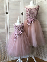 Carica l&#39;immagine nel visualizzatore di Gallery, Elegant Floor Length Flower Girl Dresses with Handmade Flowers