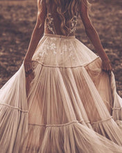 画像をギャラリービューアに読み込む, Deep V Neck Wedding Dresses Bridal Gown with Lace Appliques