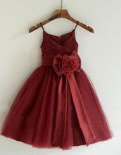 Laden Sie das Bild in den Galerie-Viewer, Floor Length Flower Girl Dresses with Handmade Flower