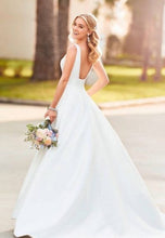 Laden Sie das Bild in den Galerie-Viewer, V Neck Solid Wedding Dresses Bridal Gown for Wedding