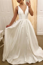 Laden Sie das Bild in den Galerie-Viewer, Simple V Neck Wedding Dresses Bridal Gown