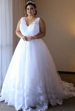 Laden Sie das Bild in den Galerie-Viewer, Plus Size V Neck Wedding Dresses Bridal Gown with Appliques