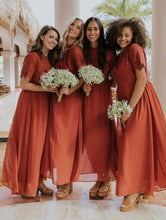 Laden Sie das Bild in den Galerie-Viewer, Elegant Long Bridesmaid Dresses with Appliques