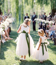 Carica l&#39;immagine nel visualizzatore di Gallery, Sweet White Flower Girl Dresses with Green Sash