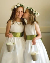 Carica l&#39;immagine nel visualizzatore di Gallery, Sweet White Flower Girl Dresses with Green Sash