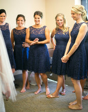 Laden Sie das Bild in den Galerie-Viewer, Knee Length Lace Bridesmaid Dresses for Wedding