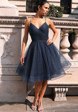 Laden Sie das Bild in den Galerie-Viewer, Sparkly Knee Length Navy Blue Homecoming Dresses Party Gowns
