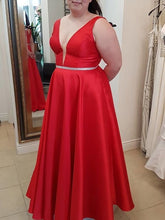 Carica l&#39;immagine nel visualizzatore di Gallery, Plus Size V Neck Long Prom Dresses Waist with Beaded