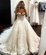 Laden Sie das Bild in den Galerie-Viewer, Off the Shoulder Wedding Dresses Bridal Gown with Appliques