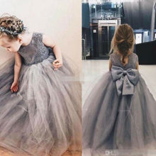 Laden Sie das Bild in den Galerie-Viewer, Floor Length Flower Girl Dresses with Appliques