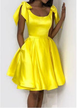Carica l&#39;immagine nel visualizzatore di Gallery, yellow homecoming dresses with pockets