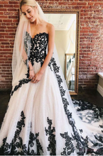 Laden Sie das Bild in den Galerie-Viewer, Sparkly Sweetheart Wedding Dresses Bridal Gown with Black Lace