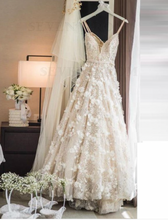 Carica l&#39;immagine nel visualizzatore di Gallery, Spaghetti Straps Wedding Dresses Bridal Gown with 3D Handmade Flowers