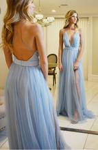 Laden Sie das Bild in den Galerie-Viewer, Deep V Neck Prom Dresses Evening Gown Tulle