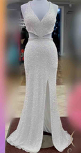 Laden Sie das Bild in den Galerie-Viewer, V Neck Halter Prom Dresses Backless Slit Side