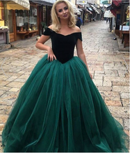 Laden Sie das Bild in den Galerie-Viewer, Emerald Green Quinceanera Dress Prom Dresses Velvet