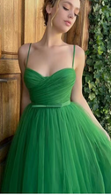 Laden Sie das Bild in den Galerie-Viewer, Tea Length Bridesmaid Dresses Green Tulle Spaghetti Straps