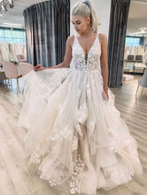 Laden Sie das Bild in den Galerie-Viewer, V Neck Wedding Dresses Bridal Gown with Appliques