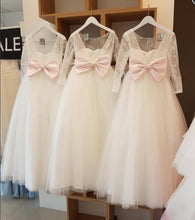 Carica l&#39;immagine nel visualizzatore di Gallery, V Back Tulle Flower Girl Dresses with Bowknot for Wedding