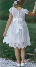 Laden Sie das Bild in den Galerie-Viewer, Knee Length Flower Girl Dresses with Rhinestone on Waist