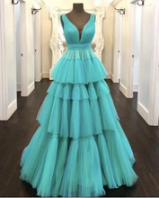 Laden Sie das Bild in den Galerie-Viewer, V Neck Green Prom Dresses for Women