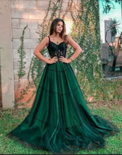 Laden Sie das Bild in den Galerie-Viewer, Green Prom Dresses with black