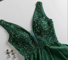 Laden Sie das Bild in den Galerie-Viewer, V Neck Prom Dresses Green Floor Length with Rhinestones