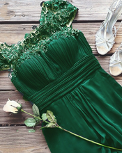 Laden Sie das Bild in den Galerie-Viewer, Green Bridesmaid Dresses Chiffon Cap Sleeves