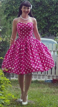 Laden Sie das Bild in den Galerie-Viewer, Sweetheart Knee Length Bridesmaid Dresses with Polka Dots