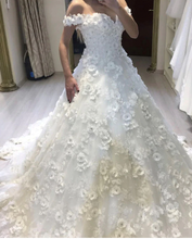 Laden Sie das Bild in den Galerie-Viewer, Off Shoulder Wedding Dresses Bridal Gown with 3D Flowers