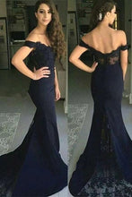 Laden Sie das Bild in den Galerie-Viewer, Off Shoulder Black Bridesmaid Dresses Mermaid with Lace Appliques