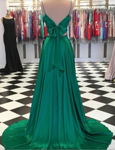 Cargar imagen en el visor de la galería, Two Piece Green Prom Dresses Spaghetti Straps