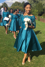 Laden Sie das Bild in den Galerie-Viewer, Tea length Bridesmaid Dresses with Appliqué