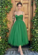 Laden Sie das Bild in den Galerie-Viewer, Tea Length Bridesmaid Dresses Green Tulle Spaghetti Straps