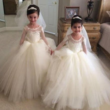 Laden Sie das Bild in den Galerie-Viewer, Sweep Train Long Sleeves Flower Girl Dresses with Appliques