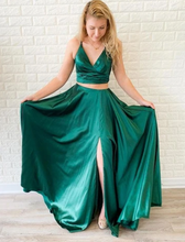 Laden Sie das Bild in den Galerie-Viewer, Two Piece Prom Dresses Slit Green