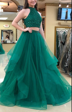 Laden Sie das Bild in den Galerie-Viewer, Two Piece Prom Dresses Green with Beading