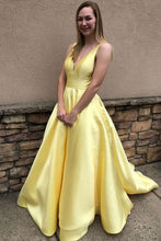 Laden Sie das Bild in den Galerie-Viewer, Yellow V Neck Prom Dresses