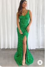 Laden Sie das Bild in den Galerie-Viewer, V Neck Slit Prom Dresses