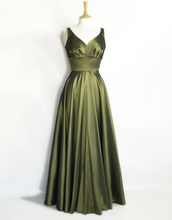 Cargar imagen en el visor de la galería, V Neck Olive Green Prom Dresses Bridesmaid Dresses