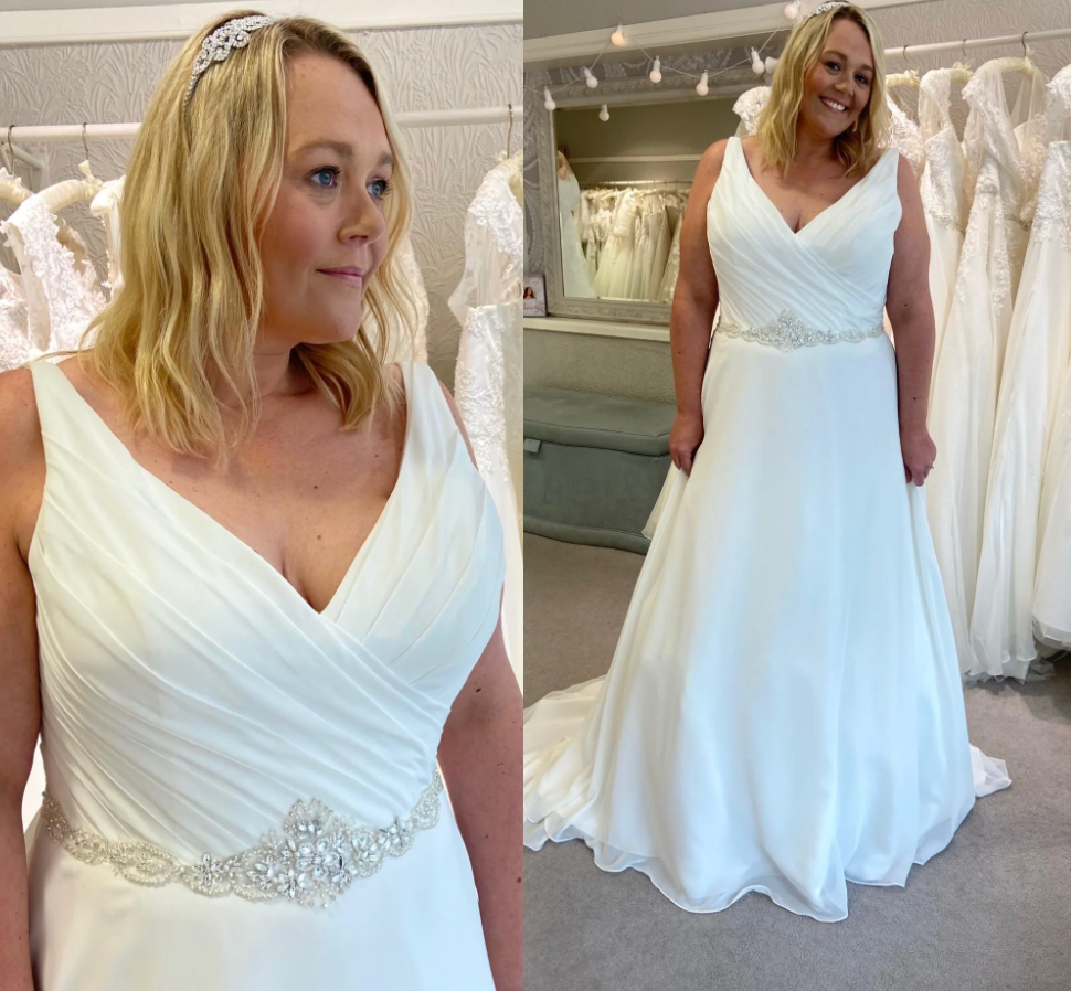 V Neck Plus Size Wedding Dresses Bridal Gown Waist with Rhinestones