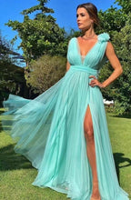 Laden Sie das Bild in den Galerie-Viewer, V Neck Prom Dresses Shoulder with Handmade Flowers