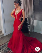 Laden Sie das Bild in den Galerie-Viewer, Red V Neck Prom Dresses Mermaid Evening Gown