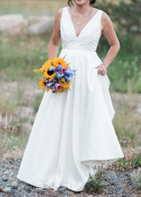 Laden Sie das Bild in den Galerie-Viewer, V Neck Wedding Dresses Bridal Gown Satin