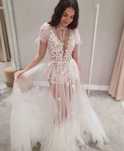 画像をギャラリービューアに読み込む, V Neck Wedding Dresses Bridal Gown with Appliqué Sleeveless